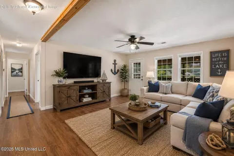 Living - 280 Thunderbird Dr, Hernando, MS 38632 photo 4 of 5
