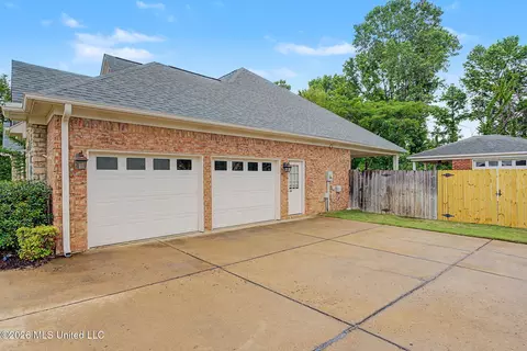 Exterior - 704 Shadow View Dr, Hernando, MS 38632 photo 5 of 9