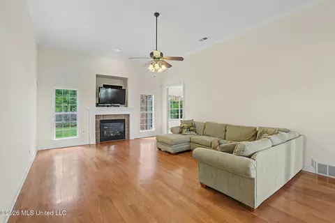 Living - 704 Shadow View Dr, Hernando, MS 38632 photo 2 of 6