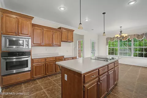 Kitchen - 704 Shadow View Dr, Hernando, MS 38632 photo 4 of 5
