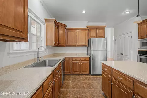 Kitchen - 704 Shadow View Dr, Hernando, MS 38632 photo 5 of 5