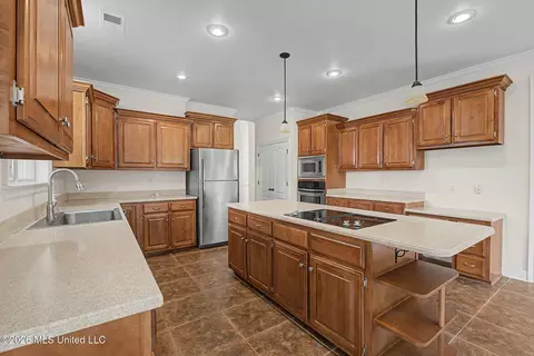 Kitchen - 704 Shadow View Dr, Hernando, MS 38632 photo 3 of 5