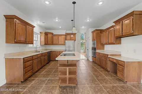Kitchen - 704 Shadow View Dr, Hernando, MS 38632 photo 2 of 5