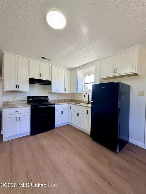Kitchen - 184 Brushy Creek Rd, Lucedale, MS 39452 photo 2 of 2