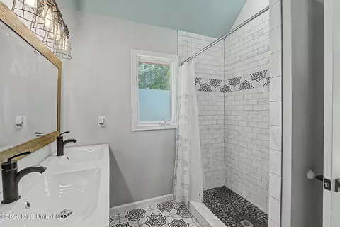 Bath - 66 S Robertson Rd, Hernando, MS 38632 photo 2 of 5