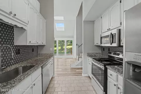 Entry Way - 66 S Robertson Rd, Hernando, MS 38632 photo 2 of 4