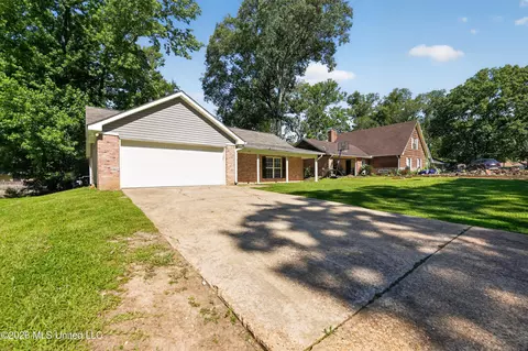 1127 Oak Glen Pl, Jackson, MS 39212