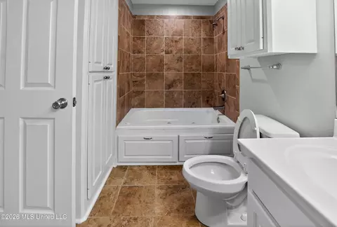 Bath - 1127 Oak Glen Pl, Jackson, MS 39212 photo 3 of 4