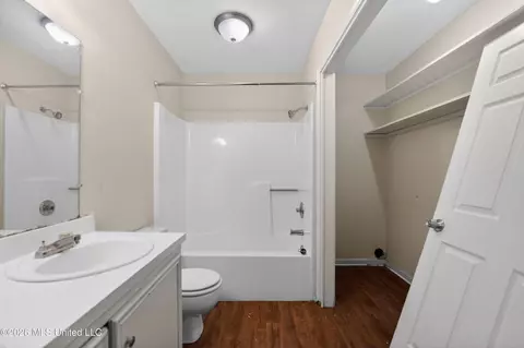 Bath - 4253 Cypress Dr, Jackson, MS 39212 photo 3 of 4