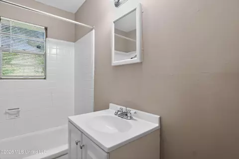 Bath - 1439 Gibralter Dr, Jackson, MS 39204 photo 1 of 2