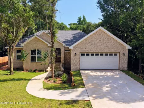 8913 Mermaid Ave, Ocean Springs, MS 39564