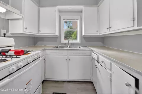 Kitchen - 609 Belvedere Rd, Jackson, MS 39206 photo 1 of 3