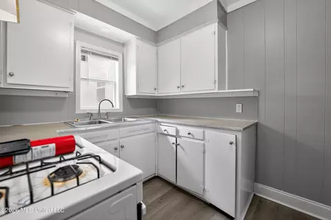 Kitchen - 609 Belvedere Rd, Jackson, MS 39206 photo 2 of 3