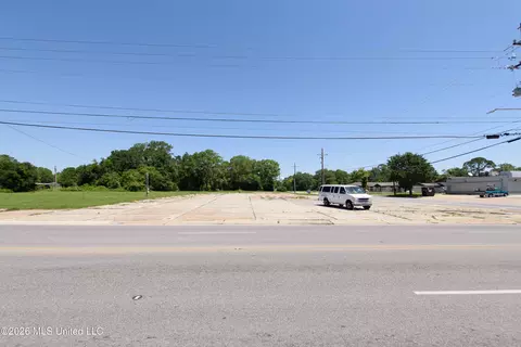 2003 E Chicot St, Pascagoula, MS 39581