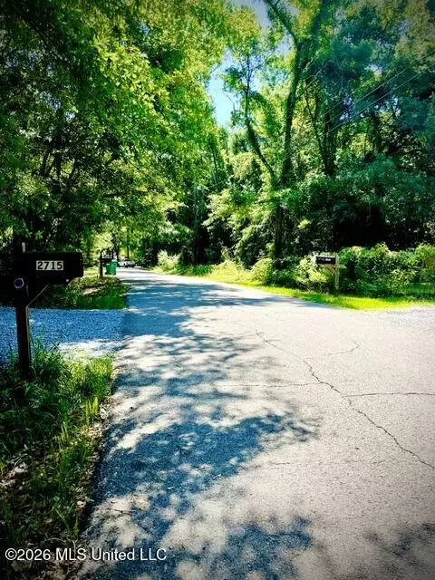 2718 Brumbaugh Rd, Ocean Springs, MS 39564