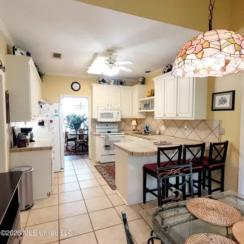 Kitchen - 500 Parkview Cv, Brandon, MS 39047 photo 2 of 5
