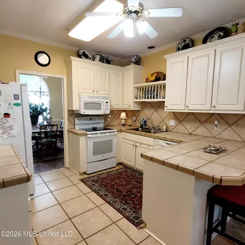 Kitchen - 500 Parkview Cv, Brandon, MS 39047 photo 5 of 5