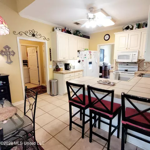 Kitchen - 500 Parkview Cv, Brandon, MS 39047 photo 4 of 5