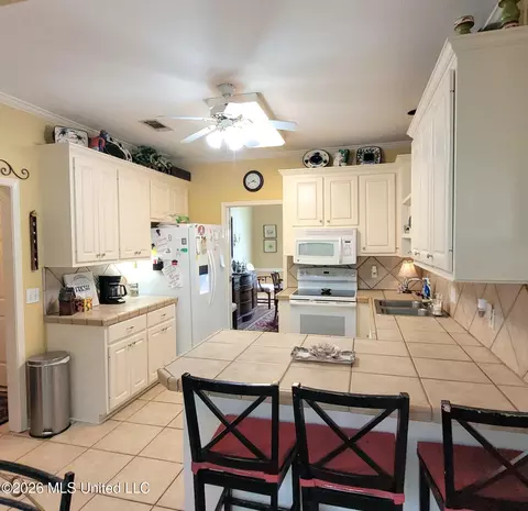 Kitchen - 500 Parkview Cv, Brandon, MS 39047 photo 3 of 5