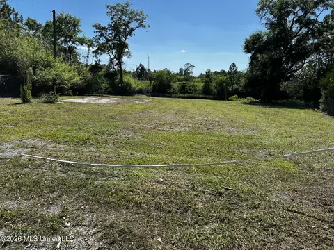 201 Livingston Dr, Pass Christian, MS 39571