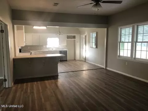 Living - 534 Simpson Highway 149, Magee, MS 39111 photo 6 of 12