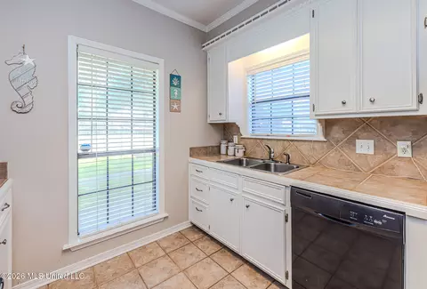 Kitchen - 548 Trace View Rd, Madison, MS 39110 photo 3 of 3