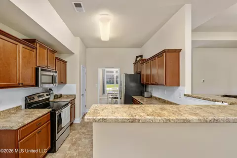 Kitchen - 2126 Great Barrington Pl, Nesbit, MS 38651 photo 2 of 5