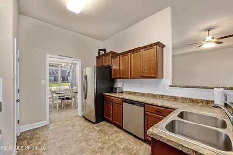 Kitchen - 2126 Great Barrington Pl, Nesbit, MS 38651 photo 3 of 5