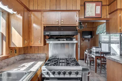 Kitchen - 203 Pearl St, Brandon, MS 39042 photo 4 of 5
