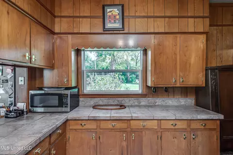 Kitchen - 203 Pearl St, Brandon, MS 39042 photo 5 of 5