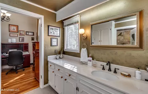Bath - 203 Pearl St, Brandon, MS 39042 photo 2 of 2