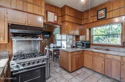Kitchen - 203 Pearl St, Brandon, MS 39042 photo 2 of 5