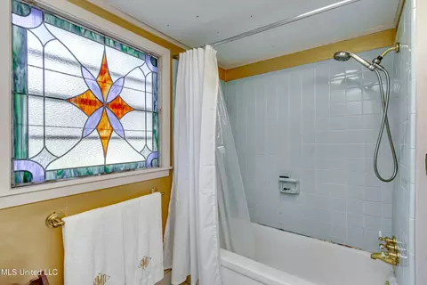 Bath - 203 Pearl St, Brandon, MS 39042 photo 1 of 2