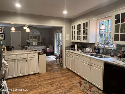 Kitchen - 113 Campfire Cir, Brandon, MS 39047 photo 1 of 3