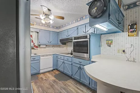 Kitchen - 1463 Thunderbird Dr, Hernando, MS 38632 photo 2 of 3