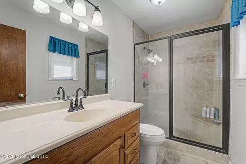 Bath - 1463 Thunderbird Dr, Hernando, MS 38632 photo 1 of 3