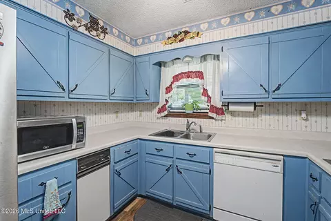 Kitchen - 1463 Thunderbird Dr, Hernando, MS 38632 photo 3 of 3