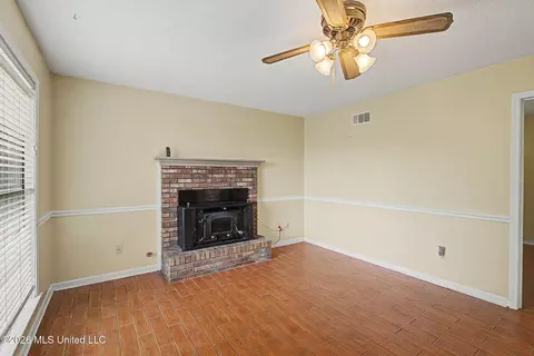 Living - 2051 Laughter Rd, Nesbit, MS 38651 photo 2 of 4