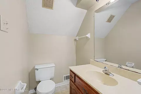 Bath - 2051 Laughter Rd, Nesbit, MS 38651 photo 3 of 4