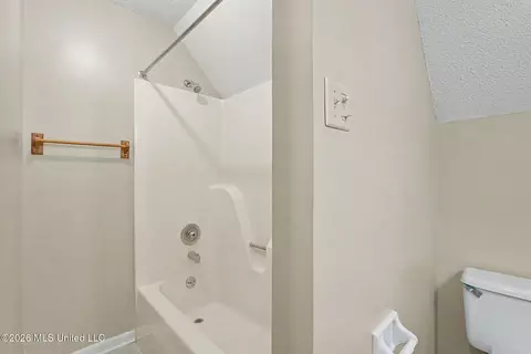 Bath - 2051 Laughter Rd, Nesbit, MS 38651 photo 4 of 4