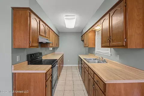 Kitchen - 2051 Laughter Rd, Nesbit, MS 38651 photo 2 of 2
