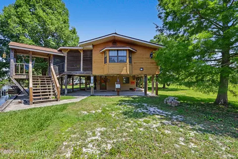 15 Wisteria Ct, Bay Saint Louis, MS 39520