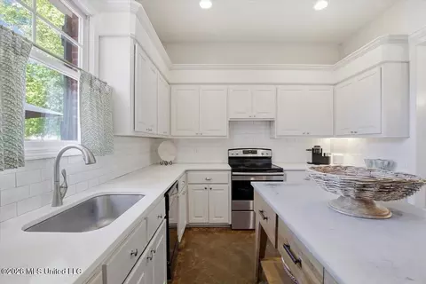Kitchen - 105 Camden Ct, Madison, MS 39110 photo 2 of 3