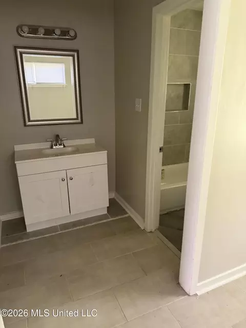 Bath - 4224 Cypress Dr, Jackson, MS 39212 photo 1 of 2