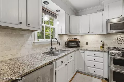 Kitchen - 3977 Nassau St, Jackson, MS 39216 photo 3 of 5