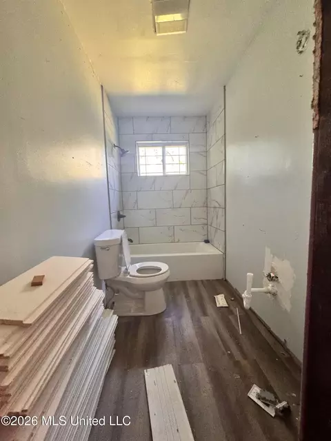 Bath - 2616 Glenn St, Jackson, MS 39204 photo 1 of 3