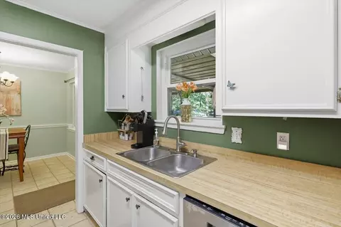 Kitchen - 63 Willowbrook Ln, Brandon, MS 39042 photo 2 of 3