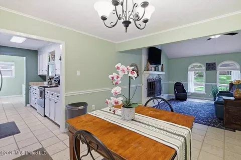 Dining - 63 Willowbrook Ln, Brandon, MS 39042 photo 2 of 2