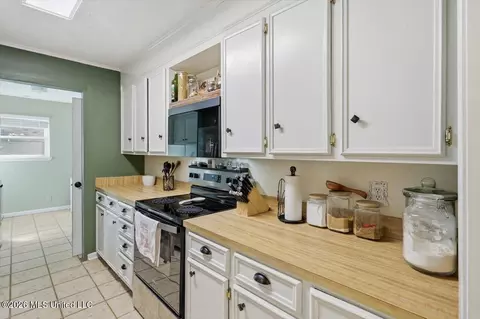 Kitchen - 63 Willowbrook Ln, Brandon, MS 39042 photo 1 of 3