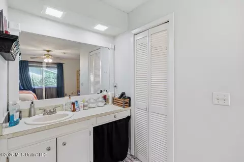 Bath - 63 Willowbrook Ln, Brandon, MS 39042 photo 2 of 4